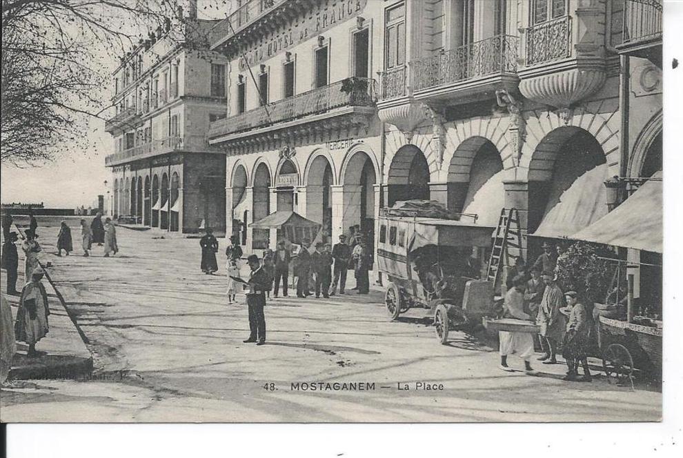 ALGERIE - MOSTAGANEM - La place - Autobus