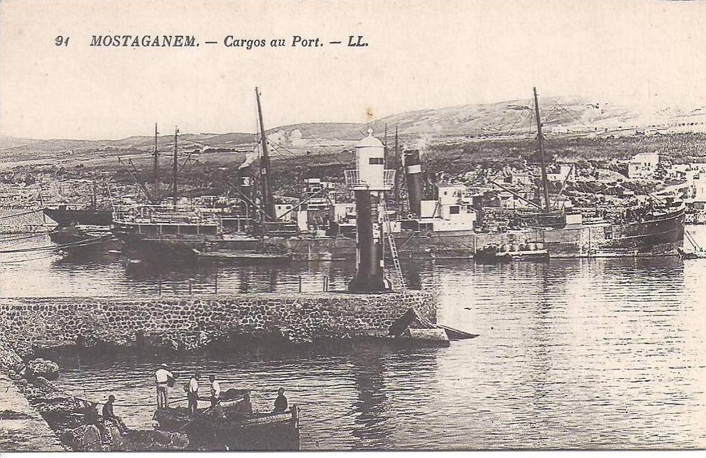 MOSTAGANEM - Cargos au Port