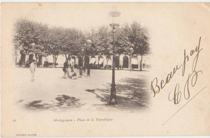 CPA ALGERIE MOSTAGANEM Place de la République Cireur de Chaussures Geiser N° 16 1904
