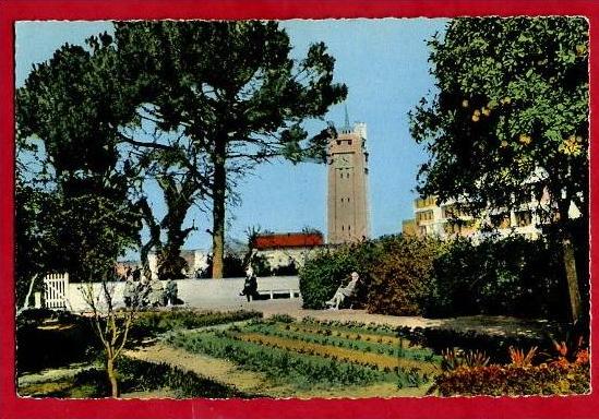 Mostaganem. Dans les Jardins de l'Hotel de Ville. TBE