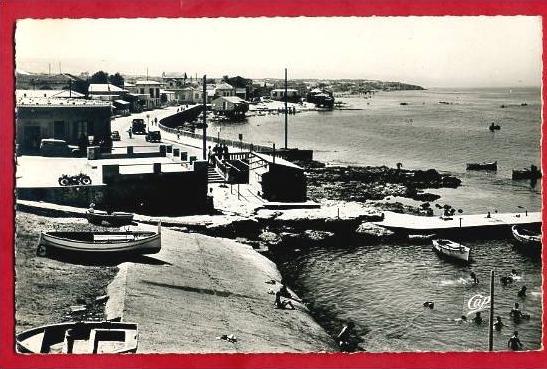 Mostaganem. Vue générale sur la Plage de la Salamandre. Moto. TBE