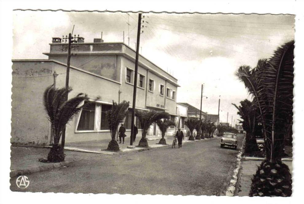 Algérie N°5 LAPASSET Le groupe scolaire Photo Jean Casado à Mostaganem Voiture Simca P60