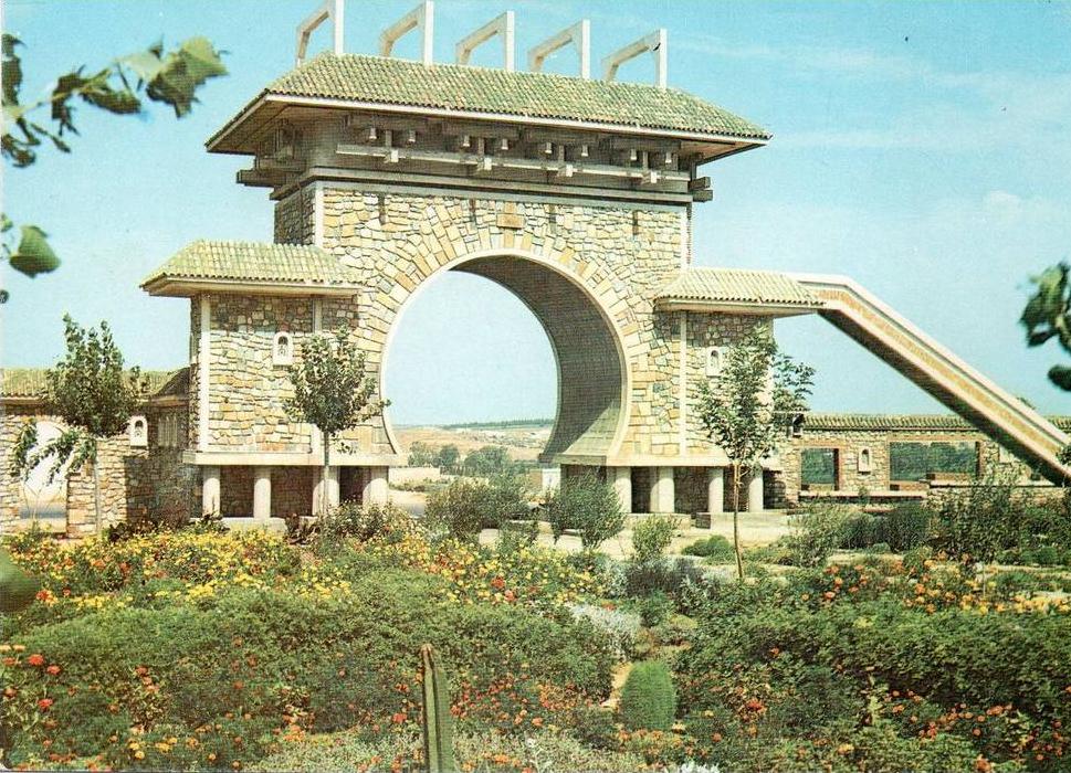 CARTE POSTALE MODERNE.  ALGERIE. MOSTAGANEM. PORTE DU FORT DE L' EST. 1970.