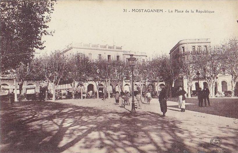 MOSTAGANEM (Algérie) – La Place de la République. Animée. Editeur FG (Genouliat, Marseille), n° 31.