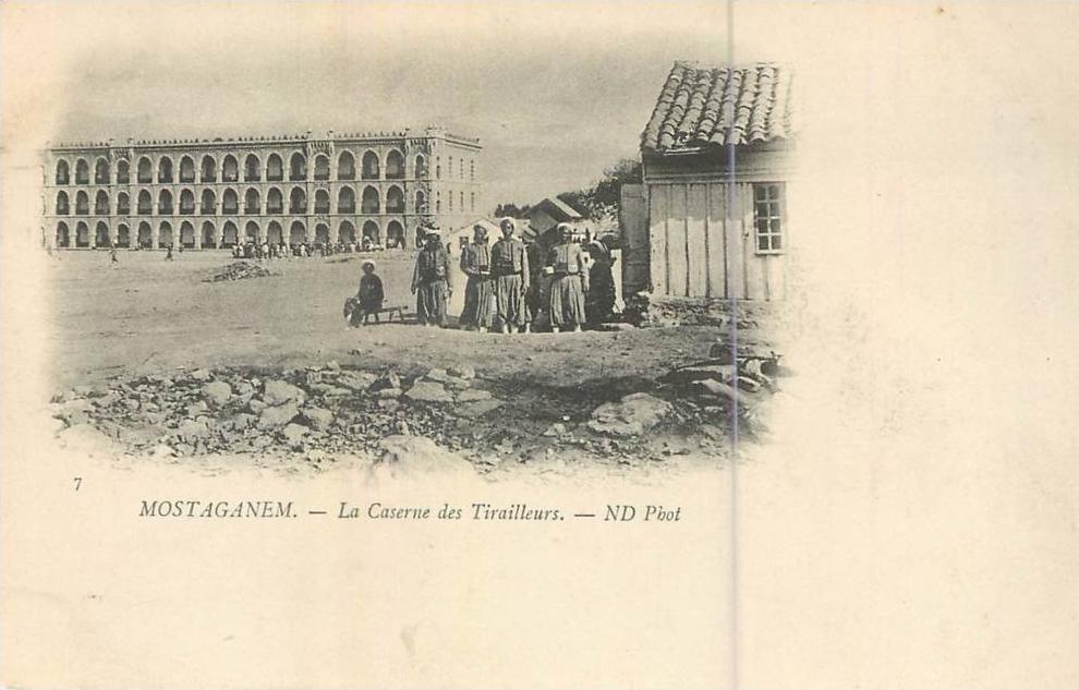 *   (ALG)   MOSTAGANEM   *    CPA     -     LA CASERNE DES TIRAILLEURS