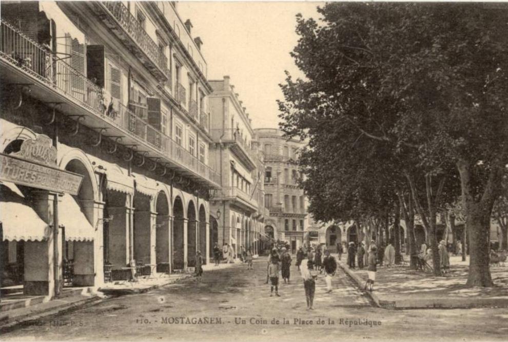 CPA - Mostaganem - Un coin de la place de la République