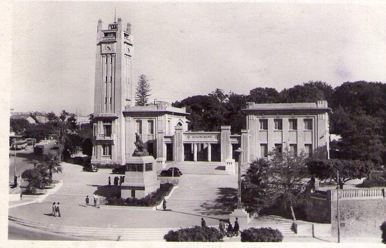 MOSTAGANEM - La mairie et le monument aux morts