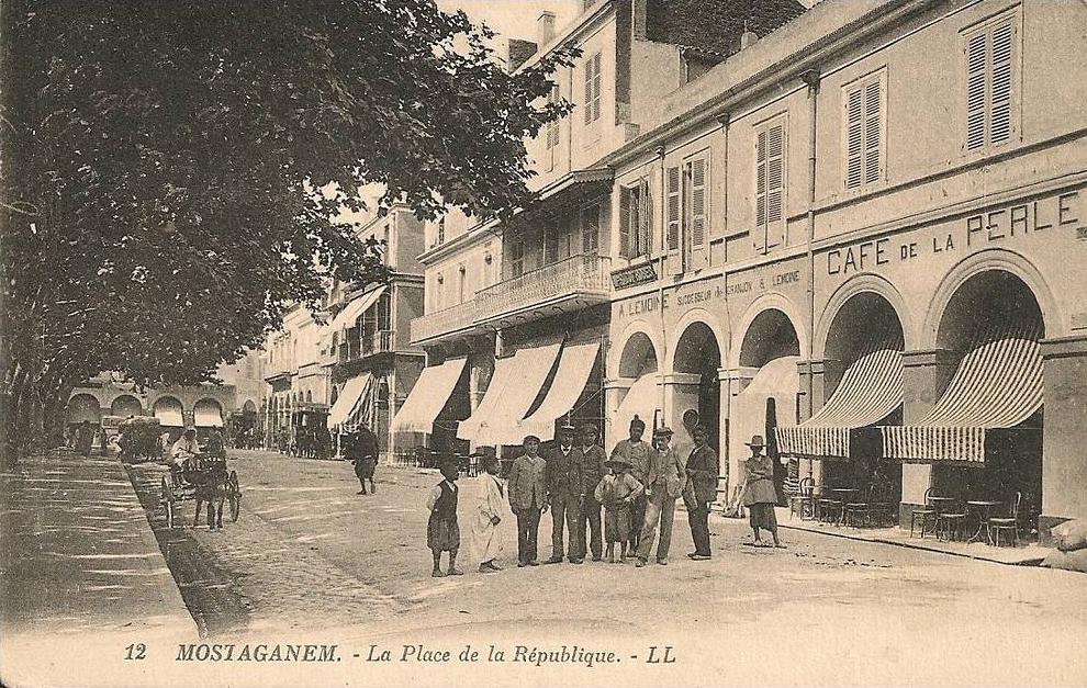 MOSTAGANEM - la place de la républiue