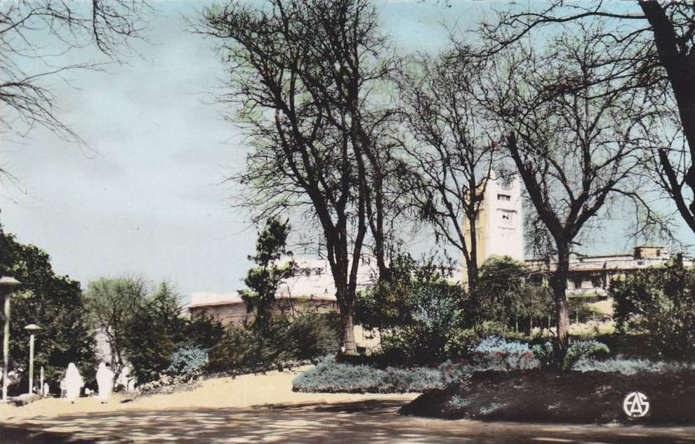 MOSTAGANEM dans le jardin public ALGÉRIE