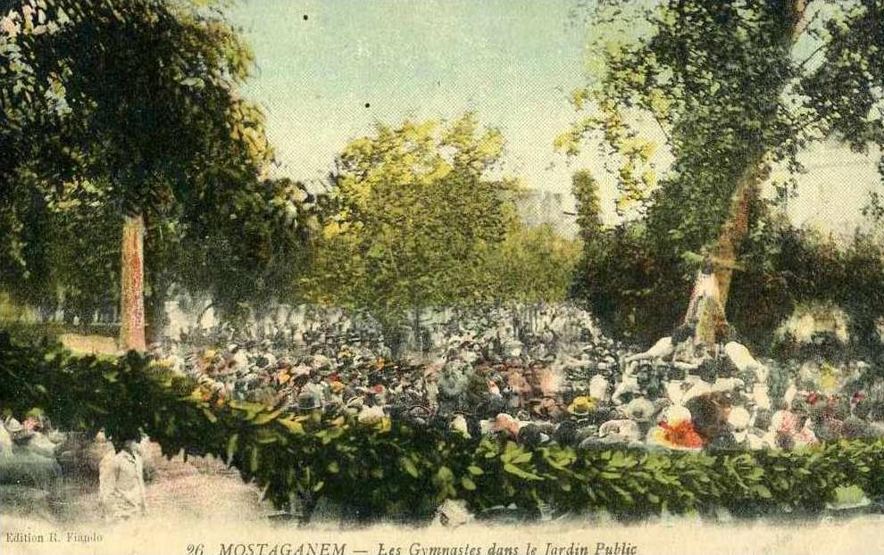 ALGERIE - MOSTAGANEM - LES GYMNASTES DANS LE JARDIN PUBLIC