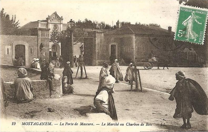 19 - MOSTAGANEM - LA PORTE DE MASCARA - LE MARCHE AU CHARBON DE BOIS