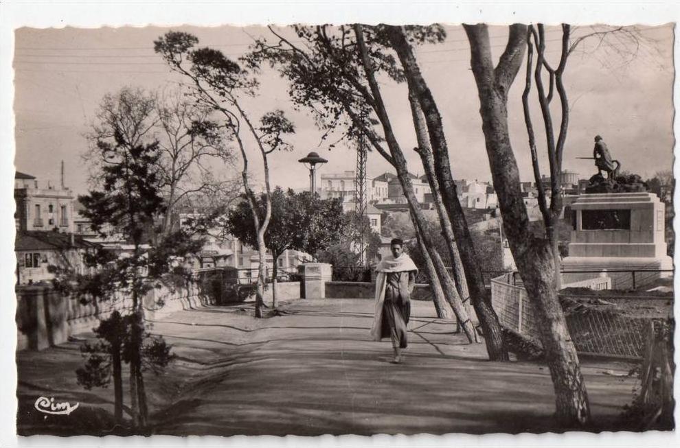 Mostaganem (oran), jolie perspective, monument aux morts et la ville, C.I.M., animée, Algérie