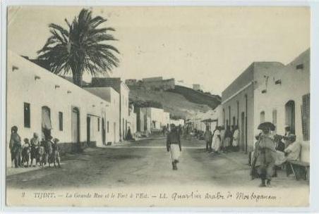 Tidjit - La Grande Rue et le Fort à l'Est - CPA
