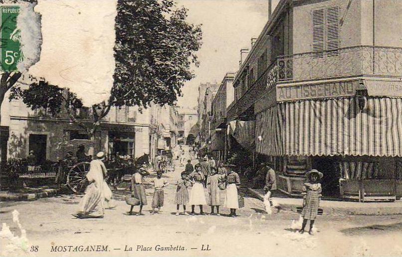 ALGERIE  MOSTAGANEM  La Place Gambetta  ...... ( Ref FA363 )
