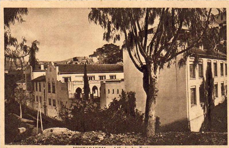 ALGERIE  MOSTAGANEM  L'Ecole des Tapis  ...... ( Ref FA343 )