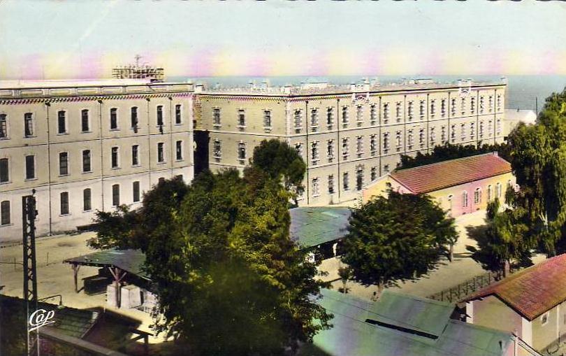 ALGERIE  MOSTAGANEM  Les Casernes  ...... ( Ref FA319 )