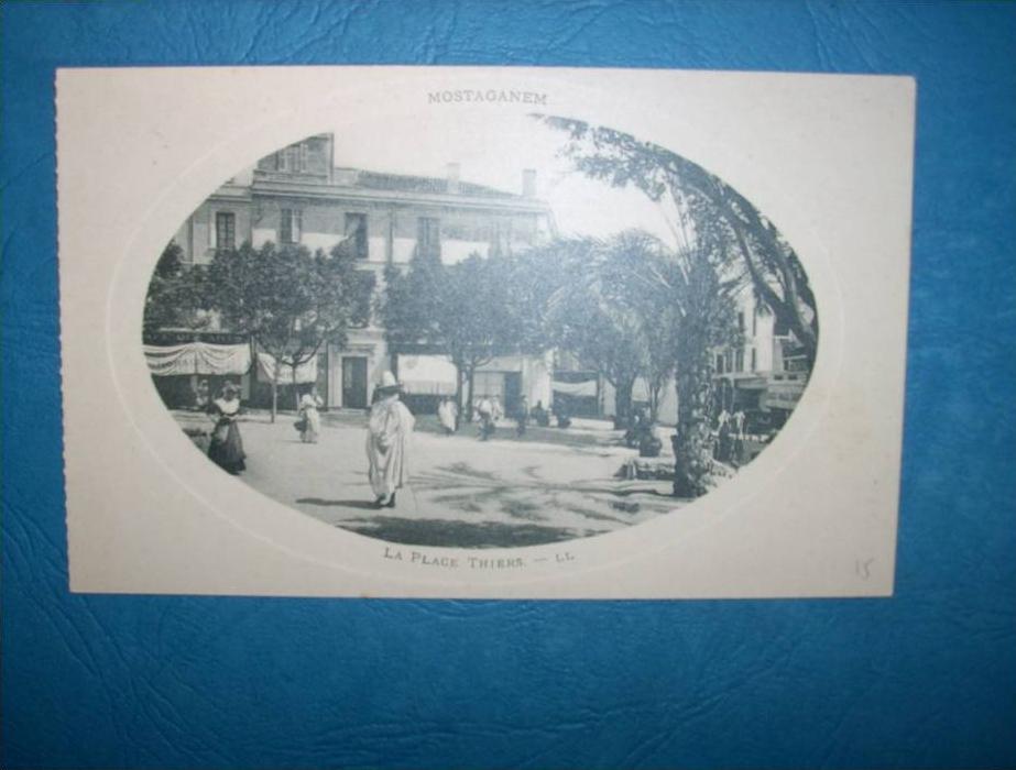 Mostaganem -  La place Thiers - Café des Arts - animée - Carte cuvette - LL - L81