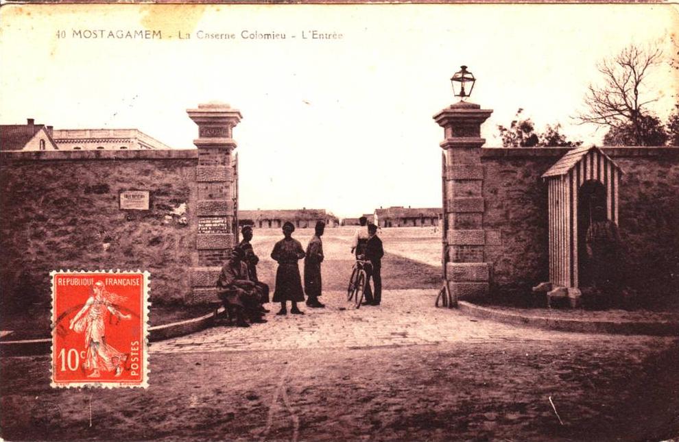 MOSTAGANEM LA CASERNE COLOMIEU L'ENTREE ECRITE CIRCULEE 1914