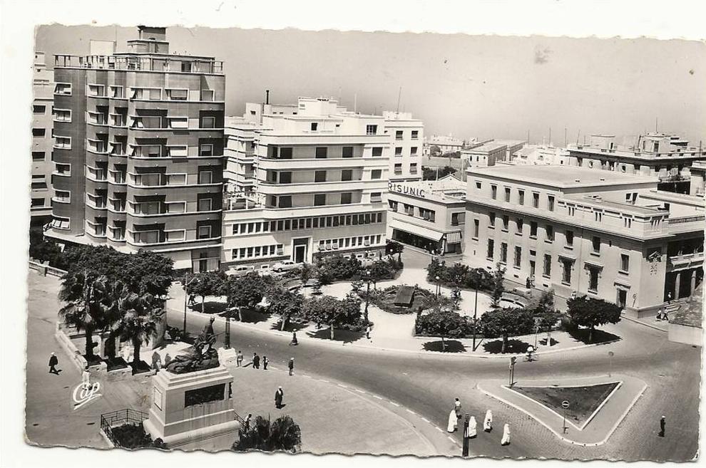 Mostaganem (Algérie)  square du Docteur Quérat Prisunic en arrière plan en 1950 (animée).