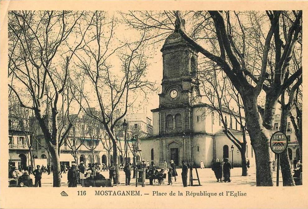 ALGERIA - MOSTAGANEM - PLACE DE LA REPUBLIQUE ET L´EGLISE - PEOPLE, LADDER - VINTAGE ORIGINAL POSTCARD