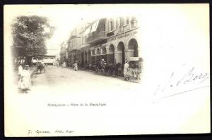 CPA  PRECURSEUR- ALGÉRIE- MOSTAGANEM- RUE ET PLACE DE LA REPUBLIQUE EN 1900- TRES BELLE ANIMATION- ATTELAGES