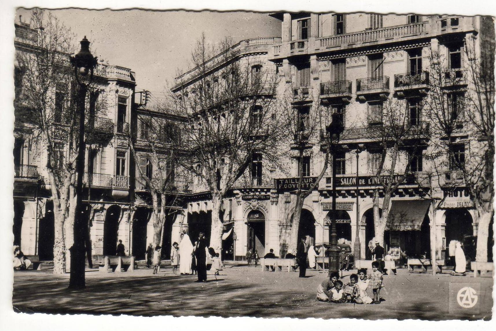 CPSM  MOSTAGANEM  La Place de la République    Y8/3138