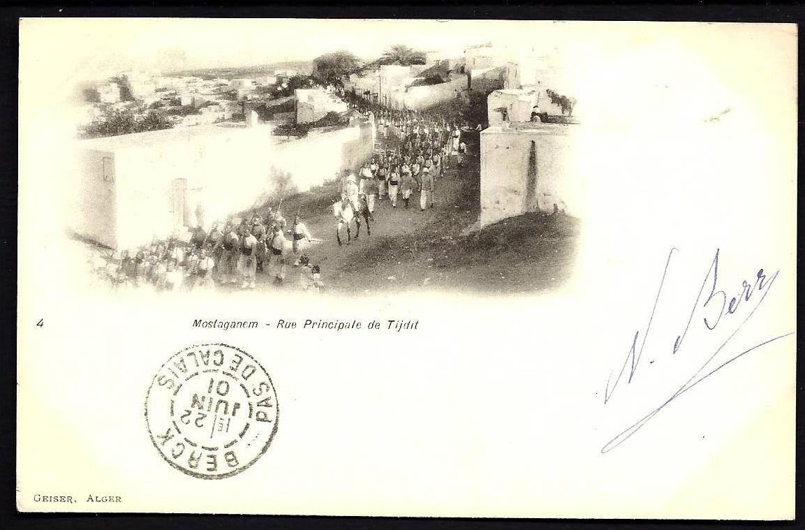 CPA  PRECURSEUR- ALGÉRIE- MOSTAGANEM- RUE PRINCIPALE DE TIJDIT AVEC TRES BELLE ANIMATION- DÉFILÉ MILITAIRE