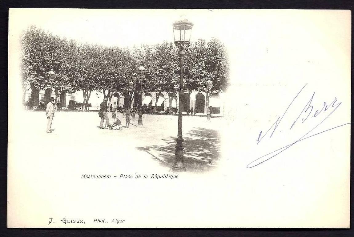 CPA  PRECURSEUR- ALGÉRIE- MOSTAGANEM- LA PLACE DE LA RÉPUBLIQUE AVEC ANIMATION- LAMPADAIRES-