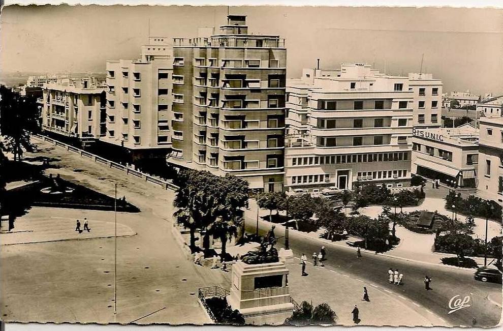 cpsm  bonne etat  9x14cm ,     mostaganem , place de l´hotel de ville , timbre et cachet , courrier verso