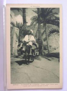 ALGERIE - LE SAHARA - OUARGLA - LE CUISINIER DE LA MISSION - IL REVIENT AVEC LA PROVISION D´EAU POUR LA JOURNEE