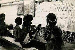 Carte photo  OUARGLA  Tissage de tapis dans l'ouvroir des Soeurs Blanches  Métier Tisserand   n° 219