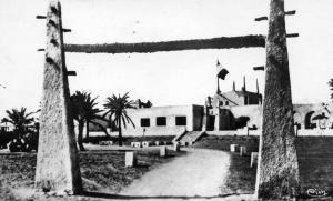 OUARGLA....ENTREE LE L'HOTEL TRANSATLANTIQUE ...CPSM  PETIT FORMAT