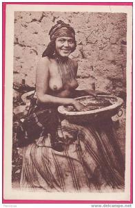 ALGERIE  1227  OUARGLA   Jolie couscoussière  (Seins Nues)