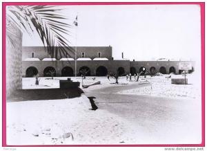 ALGERIE  002  BASE AERIENNE DE OUARGLA (Sahara)  Vue sur l'entrée du Bordj Au fond le Mess
