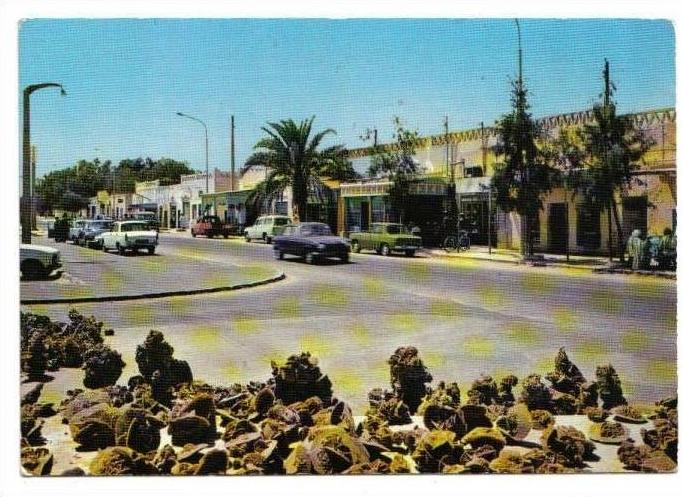 Ouargla, place du 1er Mai, animée, automobiles, Peugeot 204, 403 fourgonnette, Renault 10, M 279