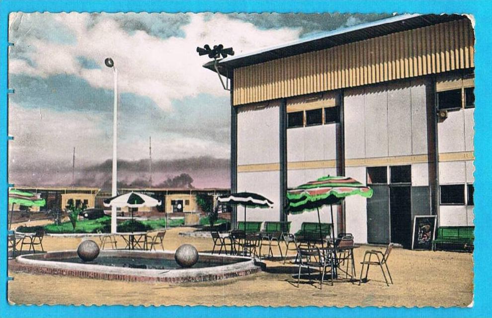 HASSI MESSAOUD C. F. P. Fontaine centrale et entrée de la salle des fetes