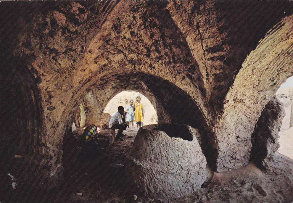 ALGERIE,AFRIQUE,ALGERIE,A LGERIA,TOUGGOURT,TEMACINE ,GROTTE,ENFANT,CACHE CACHE,il y a 38 ans