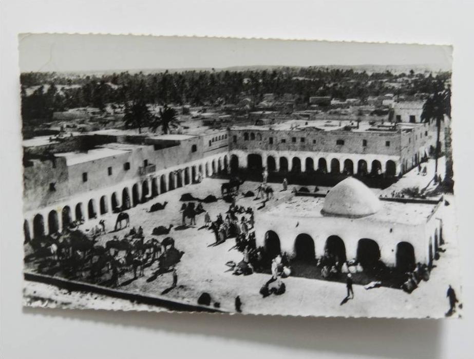 Carte postale d' Ouargla ,place du marché - (529)