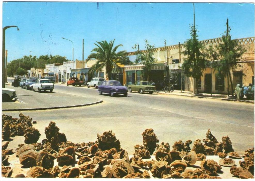OUARGLA - PLACE DU Ier MAI / AUTOMOBILES/CARS - PEUGEOT 204-403 FOURGONNETTE - RENAULT 10 -CITROEN DS- LAND ROVER