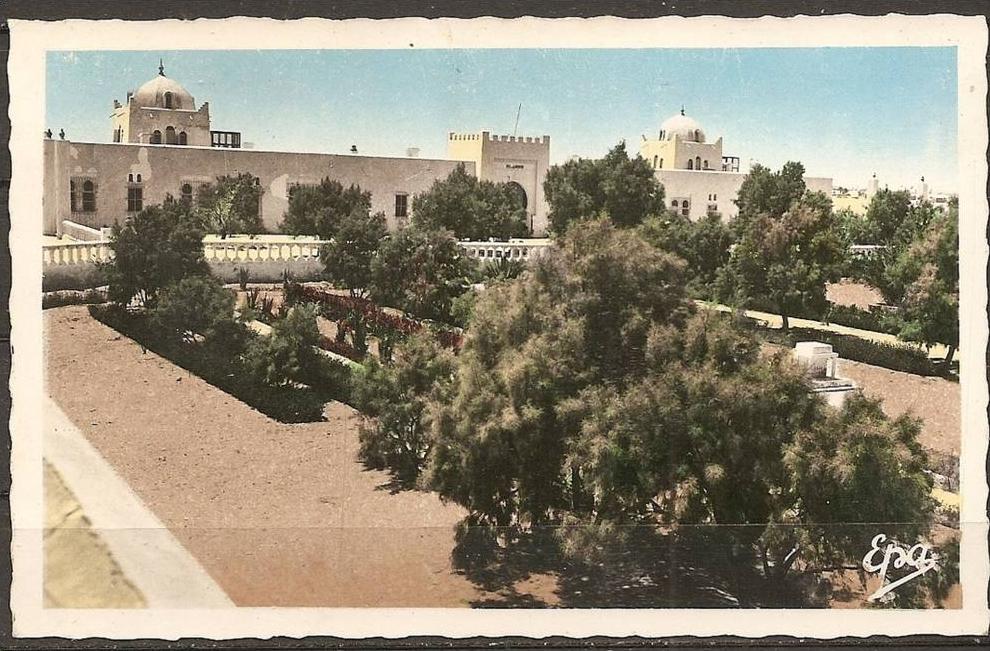 cpsm OUARGLA (ALGERIE) --  bordj lieutaud  (petite pliure en haut)