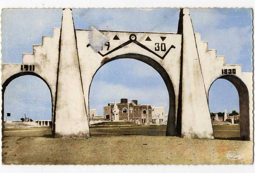 ALGERIE  -  OUARGLA  -  PORTES DU SUD  -  CPSM 1940/50