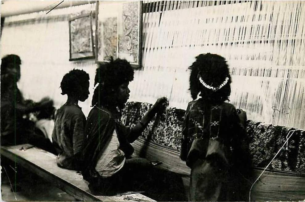 Carte photo  OUARGLA  Tissage de tapis dans l'ouvroir des Soeurs Blanches  Métier Tisserand   n° 219