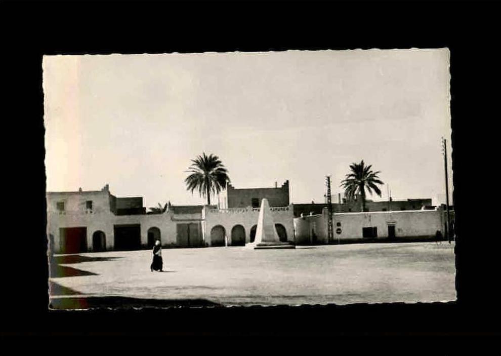 ALGERIE - OUARGLA - 32 - Place Flatters et le monument