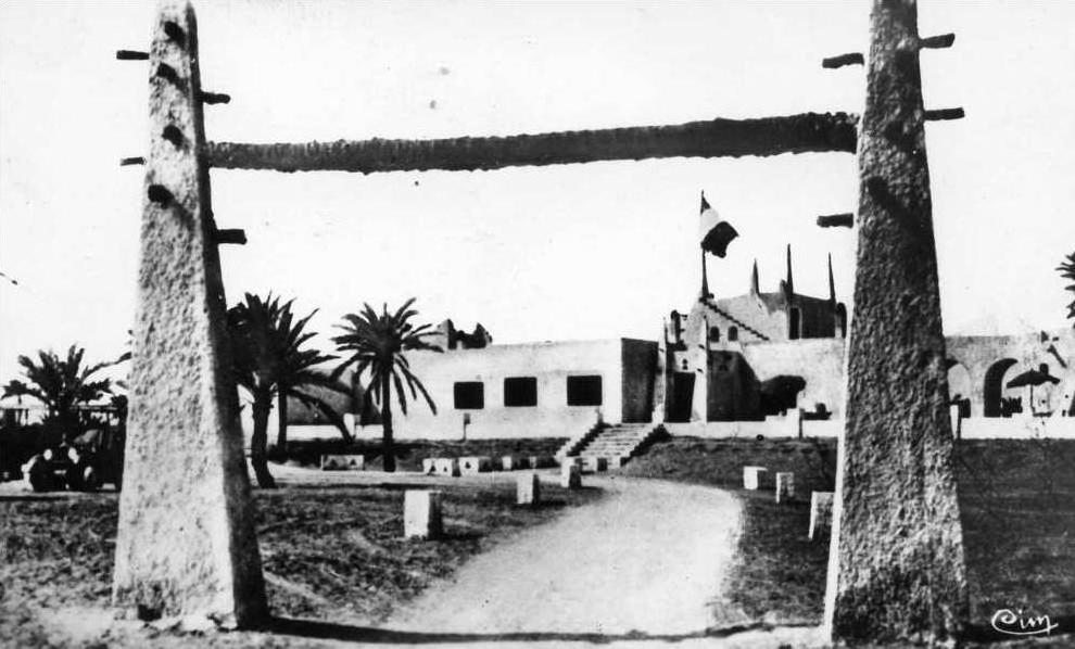 OUARGLA....ENTREE LE L'HOTEL TRANSATLANTIQUE ...CPSM  PETIT FORMAT