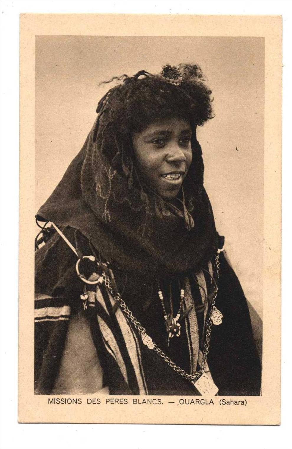 Sahara Ouargla Jeune femme en tenue costume de ceremonie avec ses bijoux