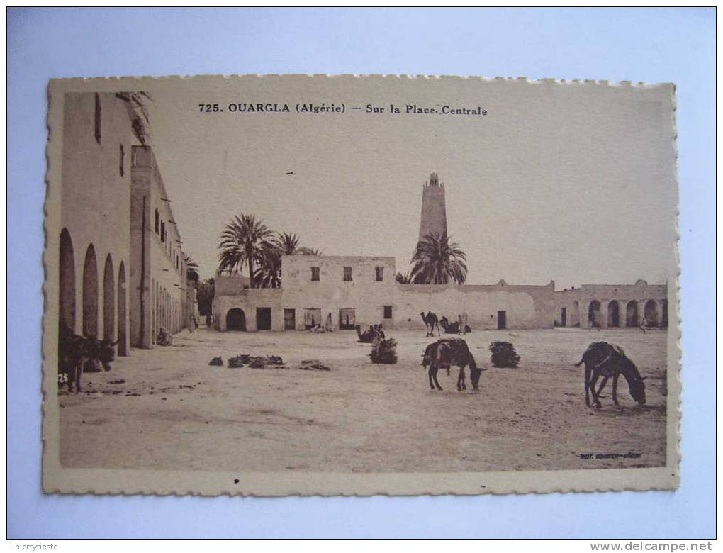 OUARGLA - Sur la Place Centrale