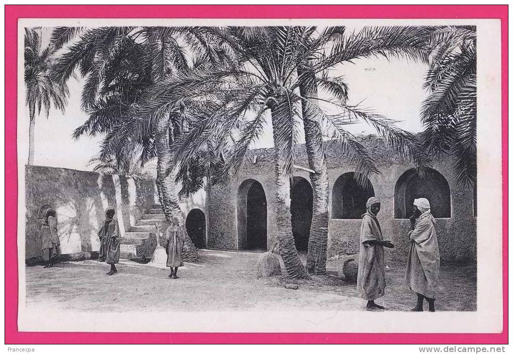 1910 - ALGERIE - OUARGLA -  Cour intérieure de la Mosquée