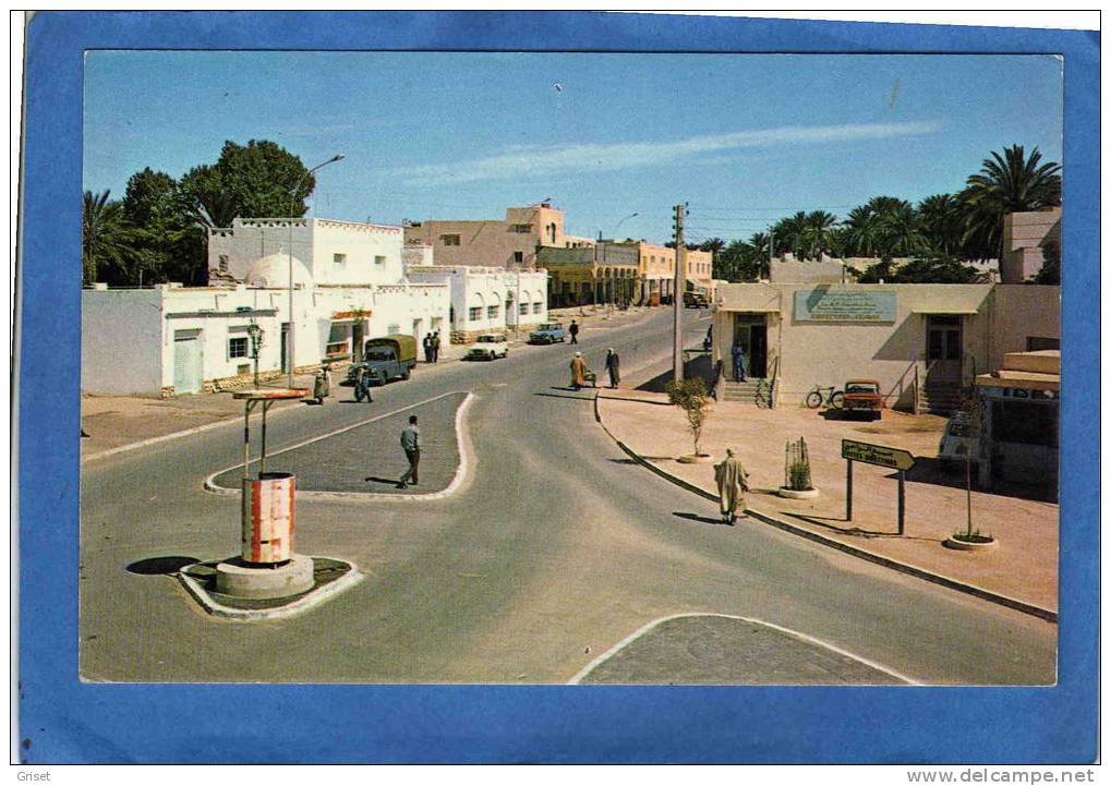 OUARGLA-Un carefour-animé autos -peugeot 203 fourgonnette-ami 6--etc-années 60+