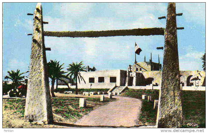 AFRIQUE. ALGERIE. OUARGLA. Vue sur L´Entrée de L'Hôtel Transatlantique. Carte Dentelée.