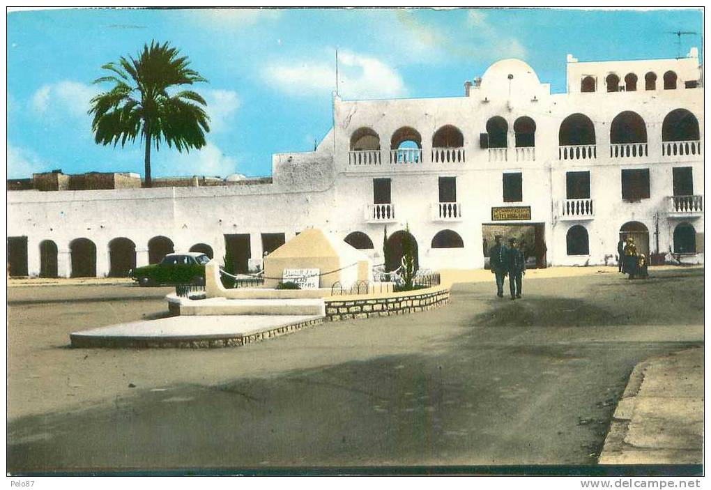 CPSM (format cpa)  Ouargla Place des Martyrs  (animée)   B387